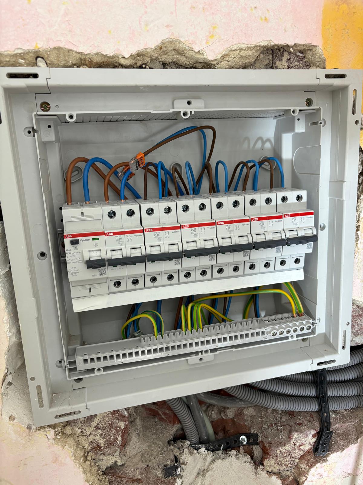 Tableau divisionnaire ABB neuf installation Bruxelles par électricien certifié RGIE